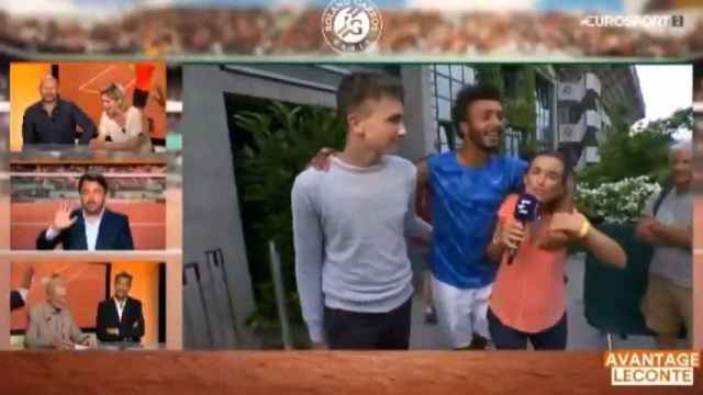 Un tenista de Roland Garros, expulsado por acosar a una reportera en directo