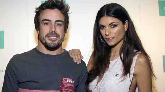 Fernando Alonso y su novia, Linda Morselli, en el acto de este martes.