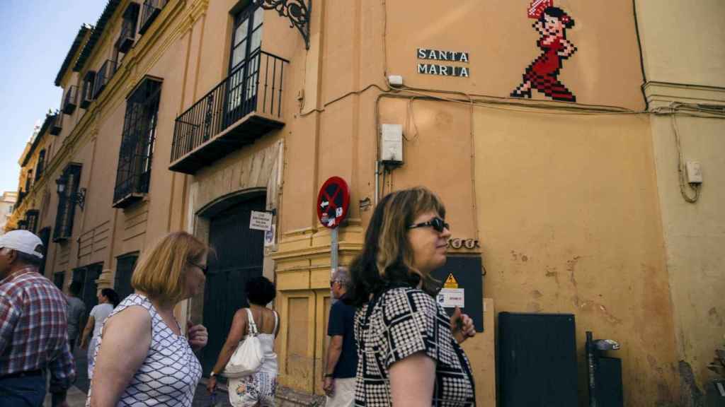 Imagen de la flamenca en la fachada del Obispado.