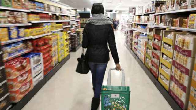 Una joven hace la compra en un supermercado, en una imagen de archivo.