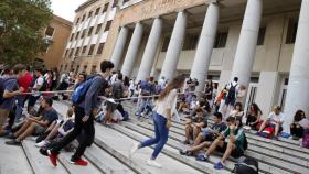 Estudiantes a las puertas de la Complutense antes de examinarse de Selectividad