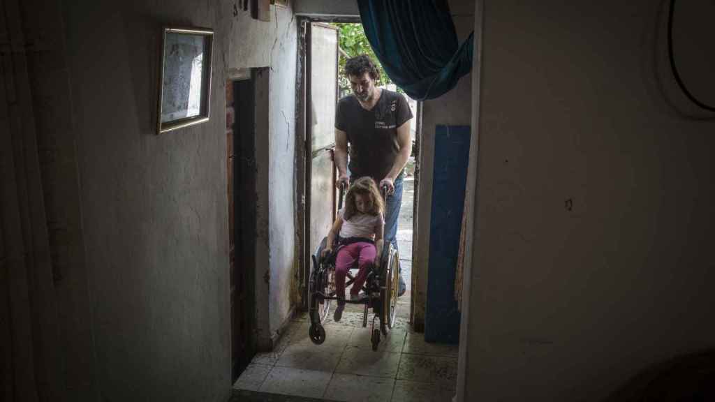 El día que nos citamos con él en la montaña, Antonio Manuel pudo pasar un rato con su hija enferma. Libertad va en silla de ruedas porque tiene espina bífida.