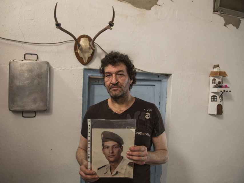Antonio Manuel muestra su foto del antiguo servicio militar obligatorio. La imagen sigue en la casa en la que creció hasta que se mudó a Sevilla y cayó en las drogas y la delincuencia.