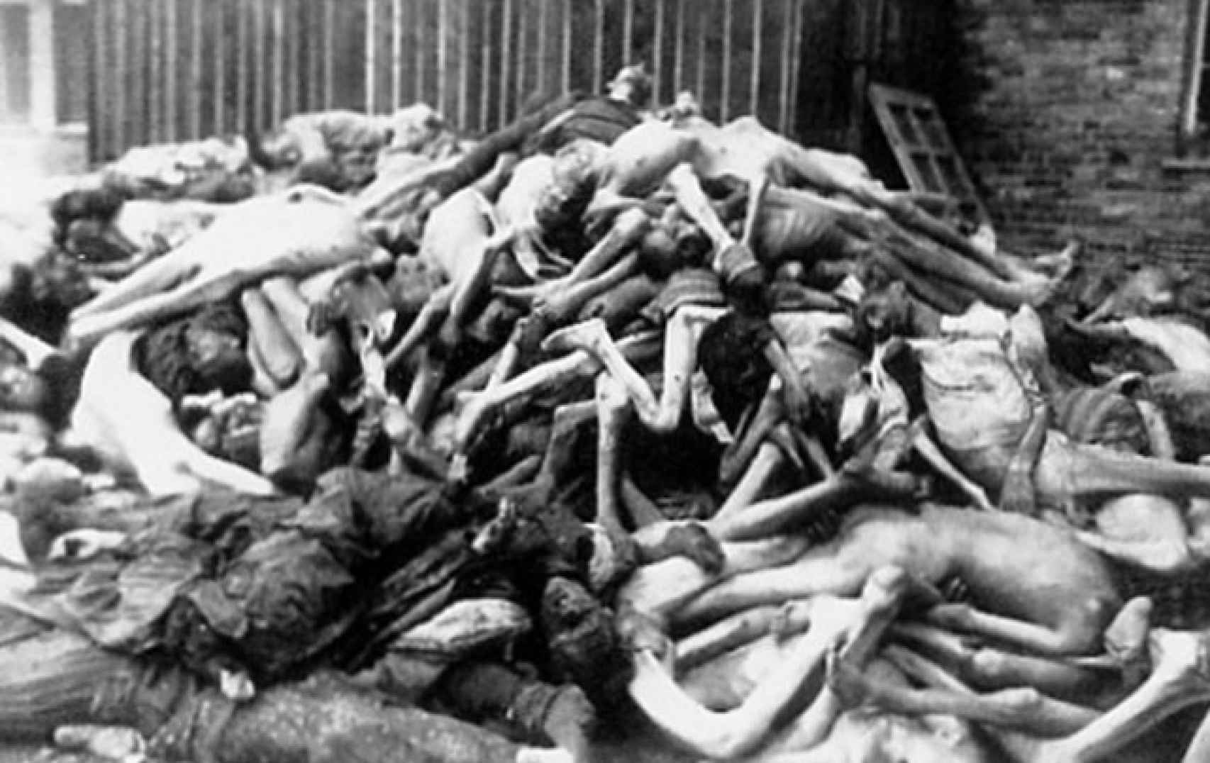Un montón de cadáveres en un campo de exterminio nazi.