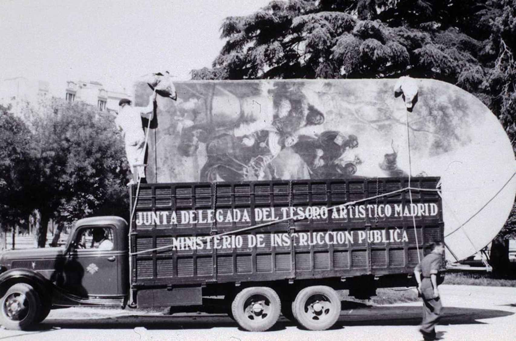 Uno de los camiones que trasladaron las pinturas del Museo del Prado a Valencia.