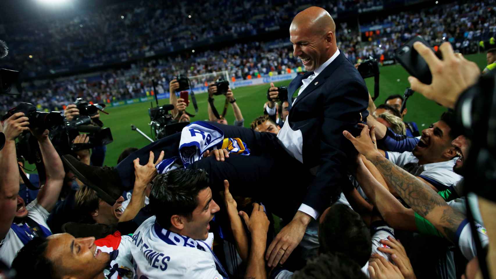 Zidane y sus jugadores celebran el título.