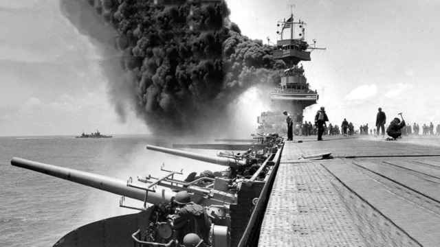 Un portaviones de EEUU en llamas durante la batalla.