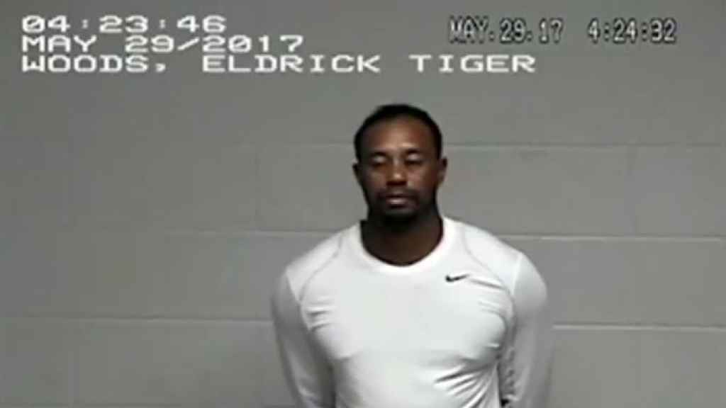 Tiger Woods en comisaría tras su detención.