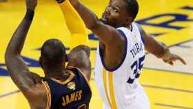 Durant, defendiendo a James en un instante del primer partido de las Finales de la NBA.