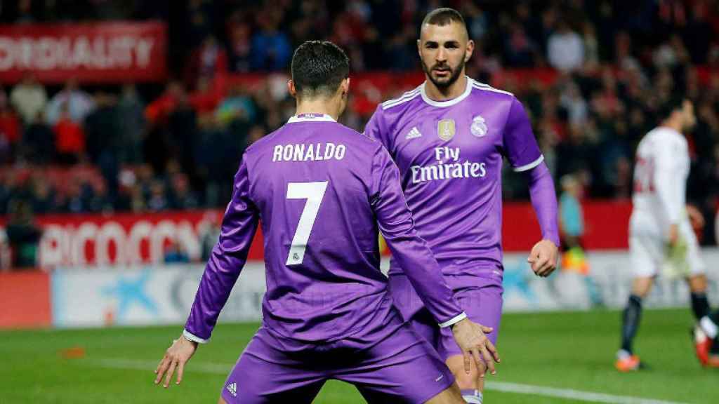 Cristiano celebra junto a Benzema un gol ante el Sevilla