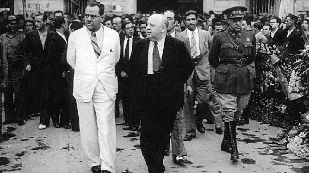 De izquierda a derecha, Juan Negrín (de blanco), Indalecio Prieto y el general Vicente Rojo.