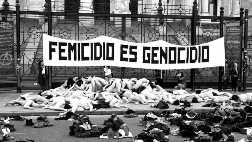 Un grupo de mujeres se desnuda frente a la Casa Rosada bajo el lema 'Femicidio es genocidio'.