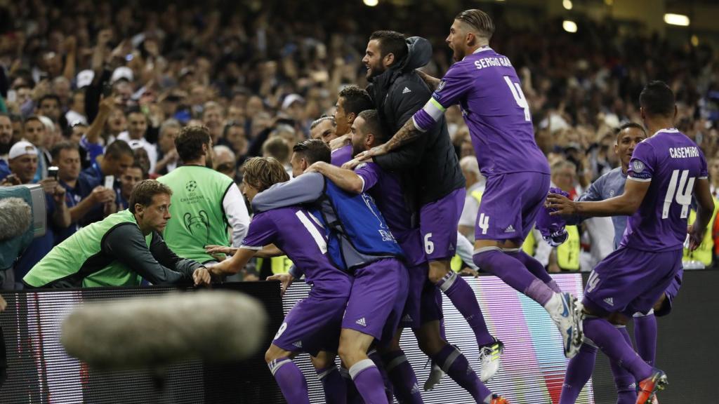 Los jugadores del Real Madrid celebran un gol.