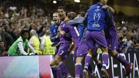 Los jugadores del Real Madrid celebran un gol en Cardiff.