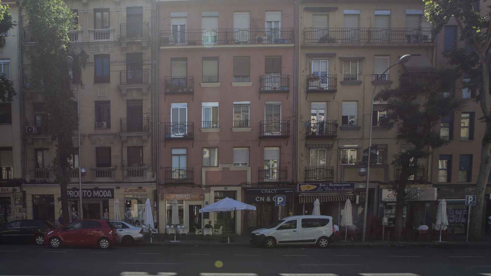 El 127 y el 133 del Paseo de las Delicias de Madrid son edificios que están ocupados en su totalidad por burdeles.