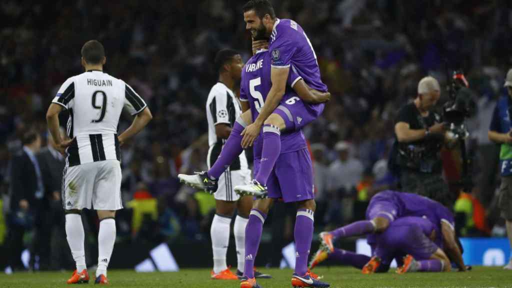 Varane y Nacho celebrando la obtención de la última Champions League.