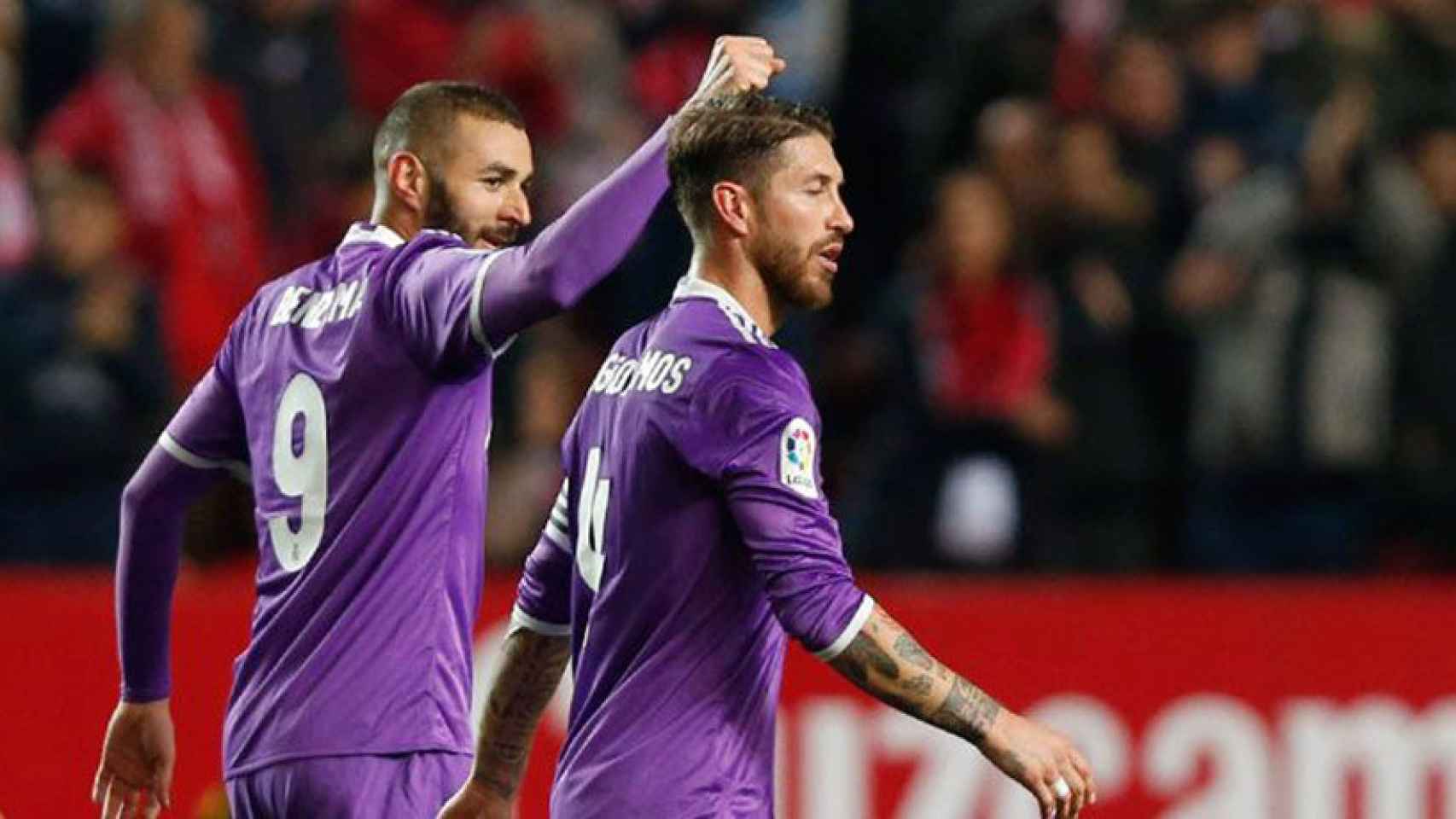 Karim Benzema y Sergio Ramos, tras un gol