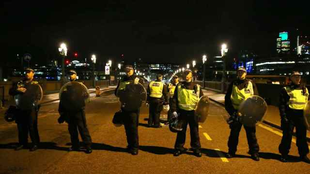 La policía acordonan el puente de Southwark después del ataque cerca del puente de Londres.