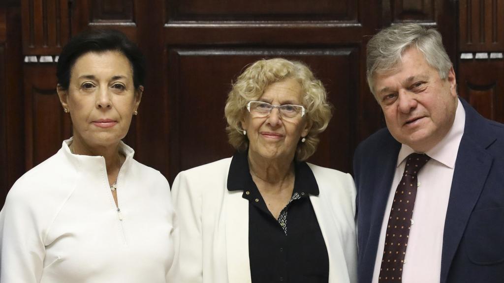 Manuela Carmena y el padre de Leopoldo López, en el Ayuntamiento.