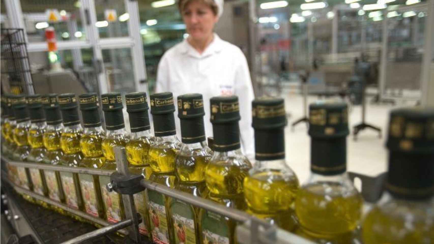 Una envasadora de aceite de oliva Carbonell, una de las marcas de Deoleo.
