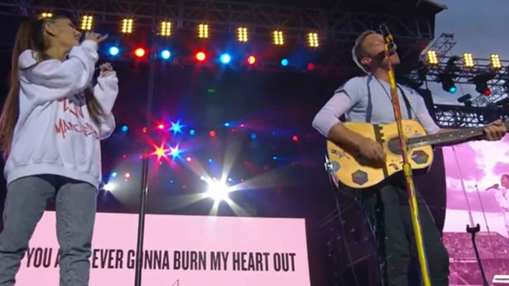 Ariana Grande y Chris Martin, de Coldplay, durante la canción