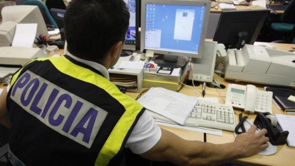 Un Policía frente a un ordenador
