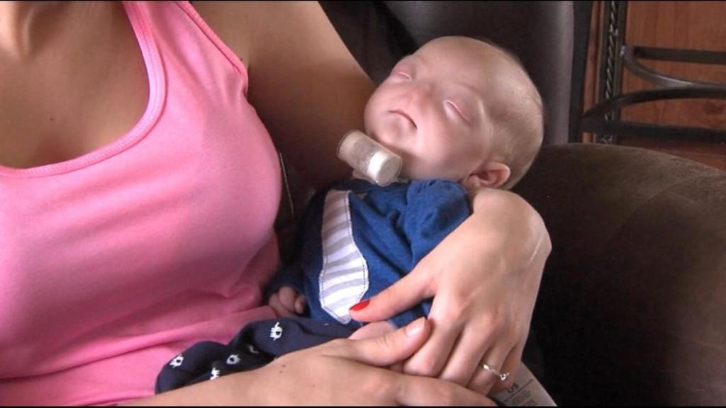 El pequeño Eli, junto a su madre.