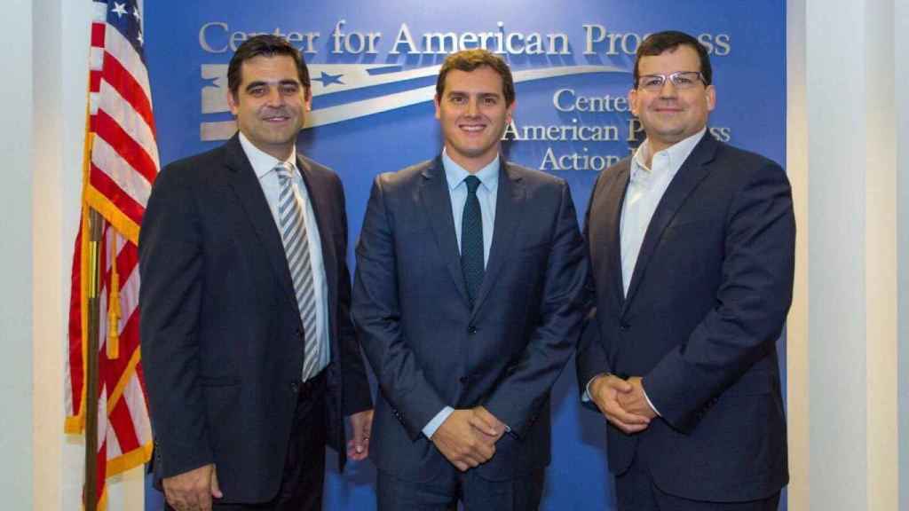 Rivera, junto a Dan Restrepo (derecha) y uno de sus asesores en Washington.
