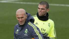 Pepe, detrás de Zidane, en un entrenamiento de esta temporada.