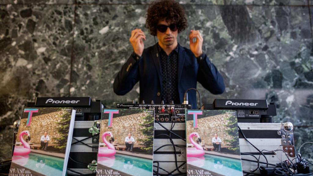Una de las imágenes del DJ de la fiesta con la portada de T Magazine para mayo. | Foto: Spainmedia.