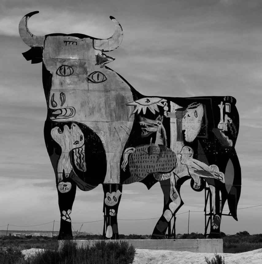 El toro intervenido en la carretera de Las Salinas, en Santa Pola.