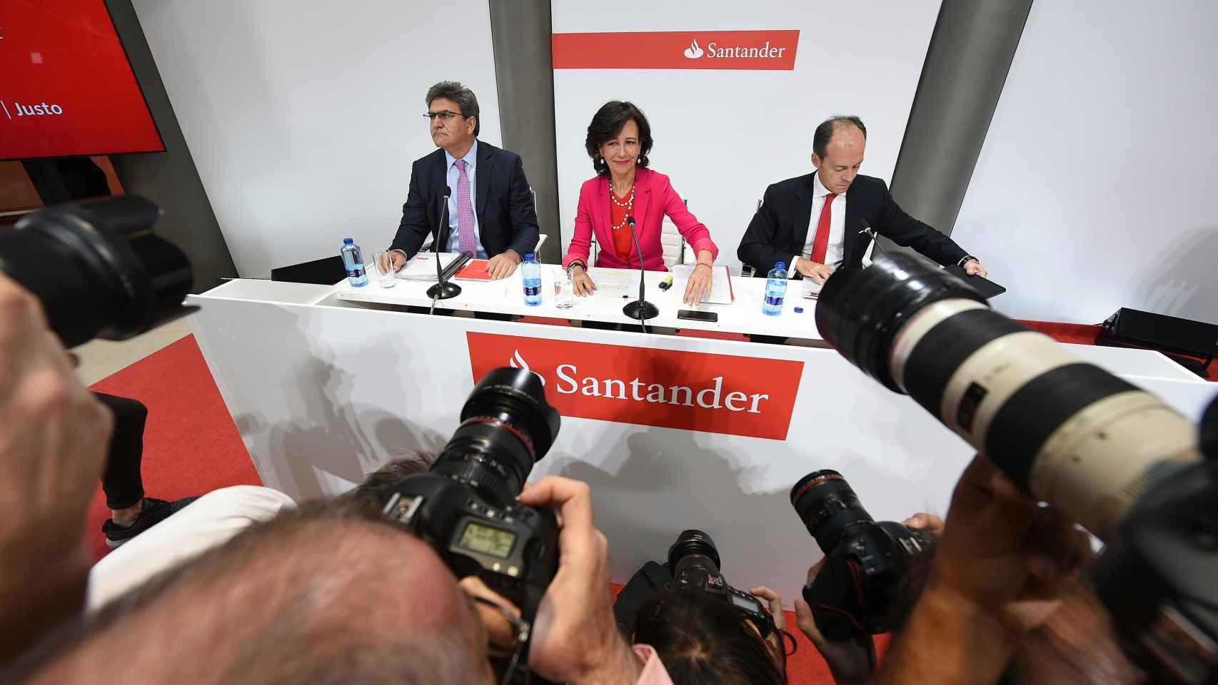 La presidenta del Banco Santander, Ana Patricia Botín, junto al CEO de la entidad, José Antonio Álvarez y el CEO de Santander España, Rami Aboukhair, el día en el que se anuncia la compra del Popular.