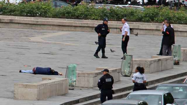 Agentes de policía junto al atacante herido en Notre Dame.