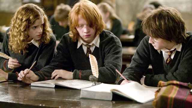 Hermione, Ron y Harry hincando los codos