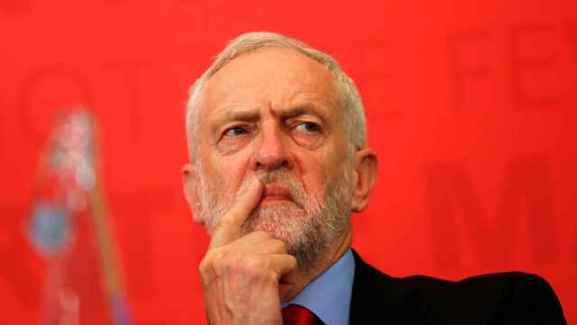 Jeremy Corbyn espera a dar un discurso electoral