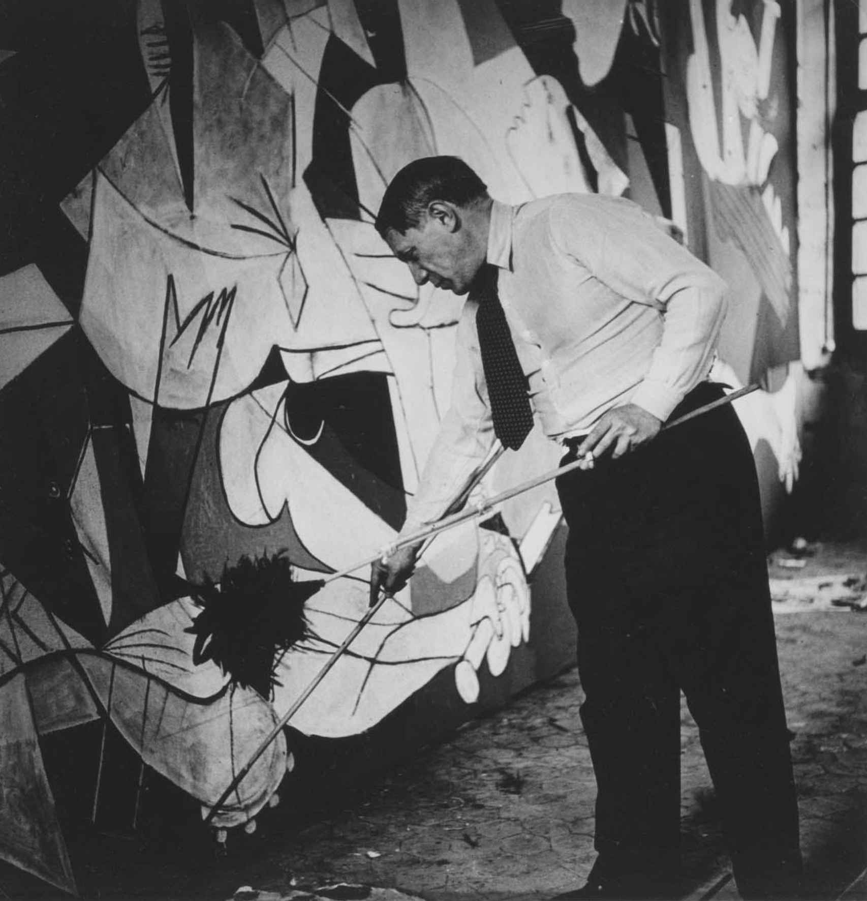 Pablo Picasso durante la creación del Guernica, retratado por Dora Maar.