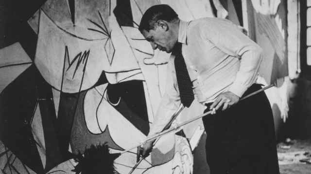 Pablo Picasso durante la creación del Guernica, retratado por Dora Maar.