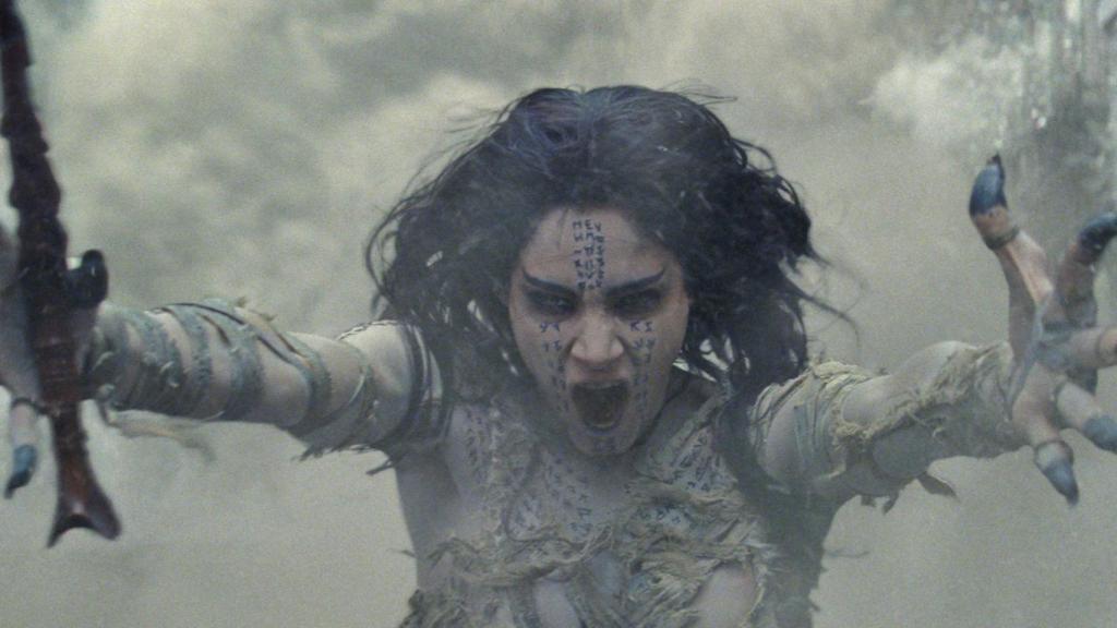 Sofia Boutella es la nueva novia.