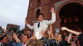 Feliz, Juan del Álamo sale por la Puerta Grande de Madrid entre la multitud que lo quiere tocar