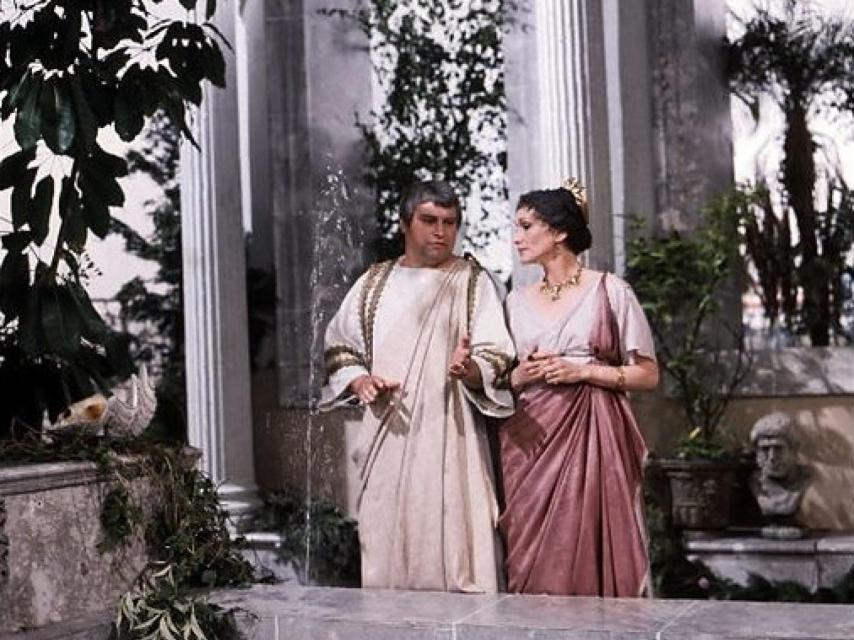 Brian Blessed como Augusto, y Siân Phillips como Livia, en la serie de la BBC, Yo, Claudio.