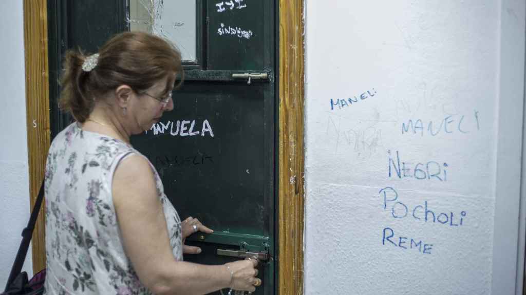Una profesora del Domínguez Ortiz, cerrando por dentro, una de las aulas del centro