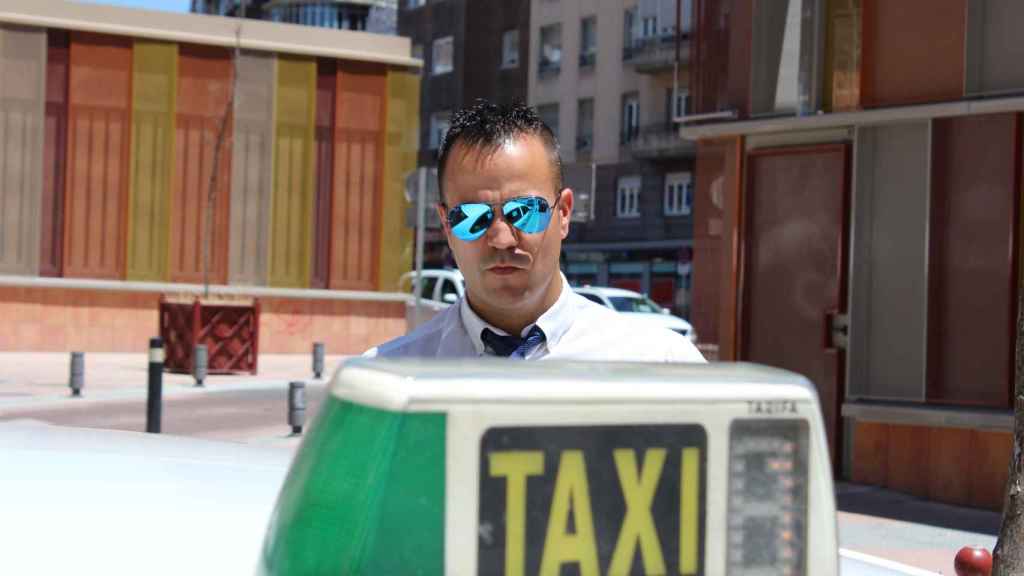 Apatrullando la ciudad en el taxi del Peseto loco: No soy un nazi