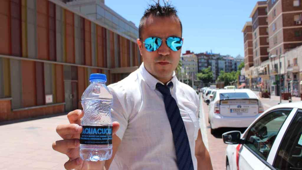 Nacho Castillo muestra la botella de Aquacuqui, con la que obsequia a sus clientes