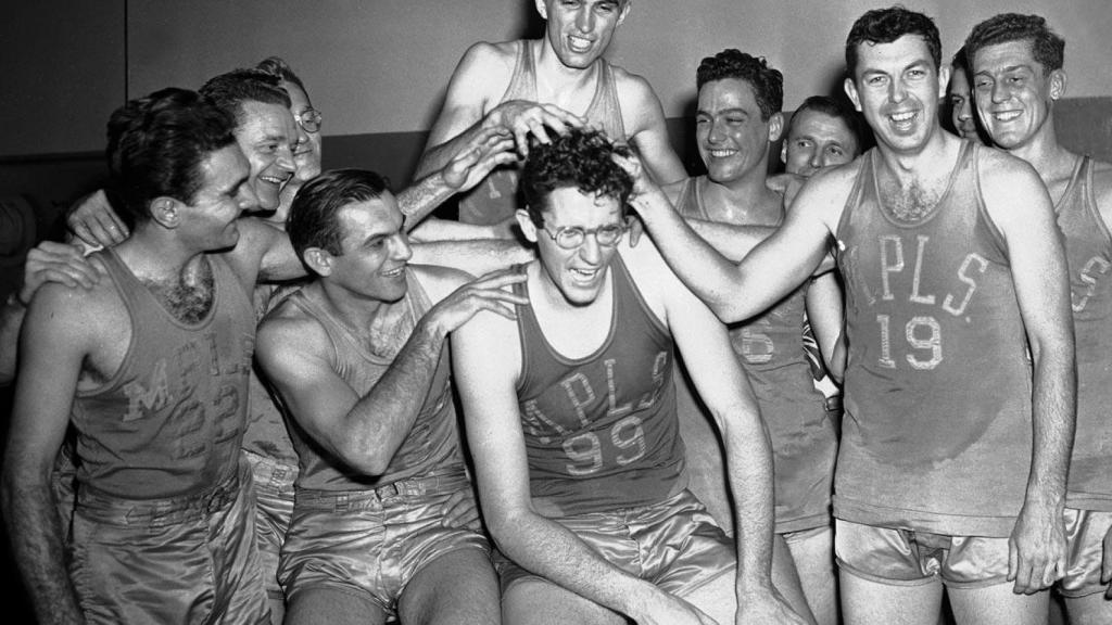 Los Minneapolis Lakers de Mikan celebrando uno de sus títulos.