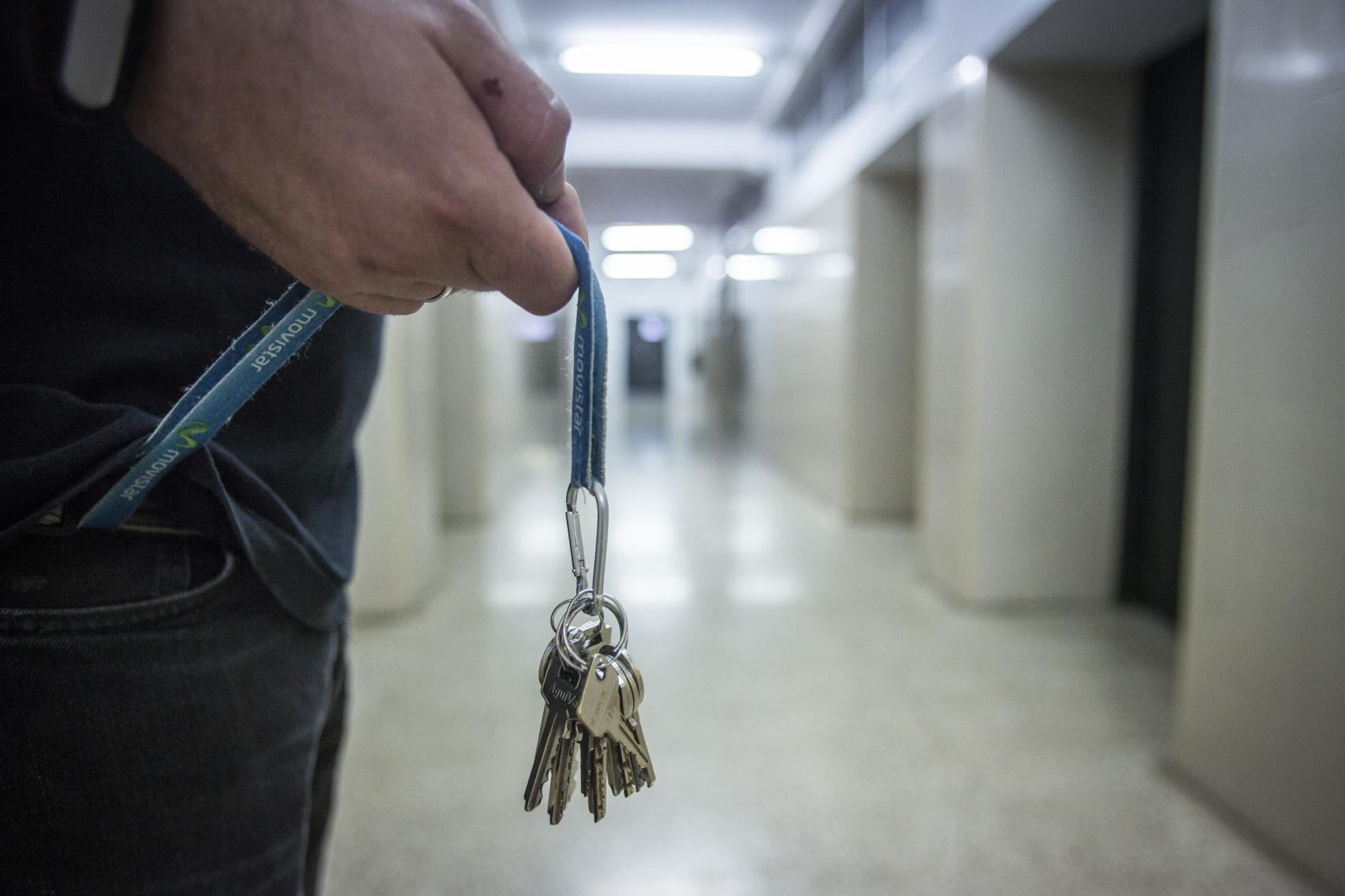Las llaves sujetas permanentemente a la ropa es una características de los profesores del Domínguez Ortiz. Foto: Fernando Ruso.
