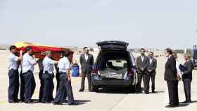 Mariano Rajoy a la llegada del féretro de Echeverría a la base aérea de Torrejón de Ardoz.