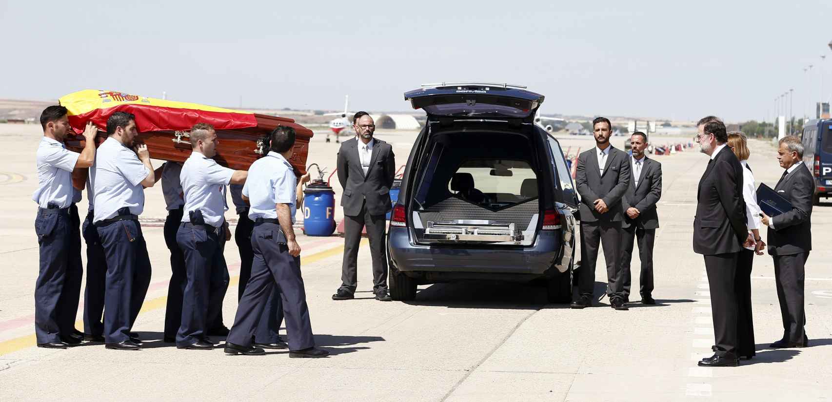 Mariano Rajoy a la llegada del féretro de Echeverría a la base aérea de Torrejón de Ardoz.