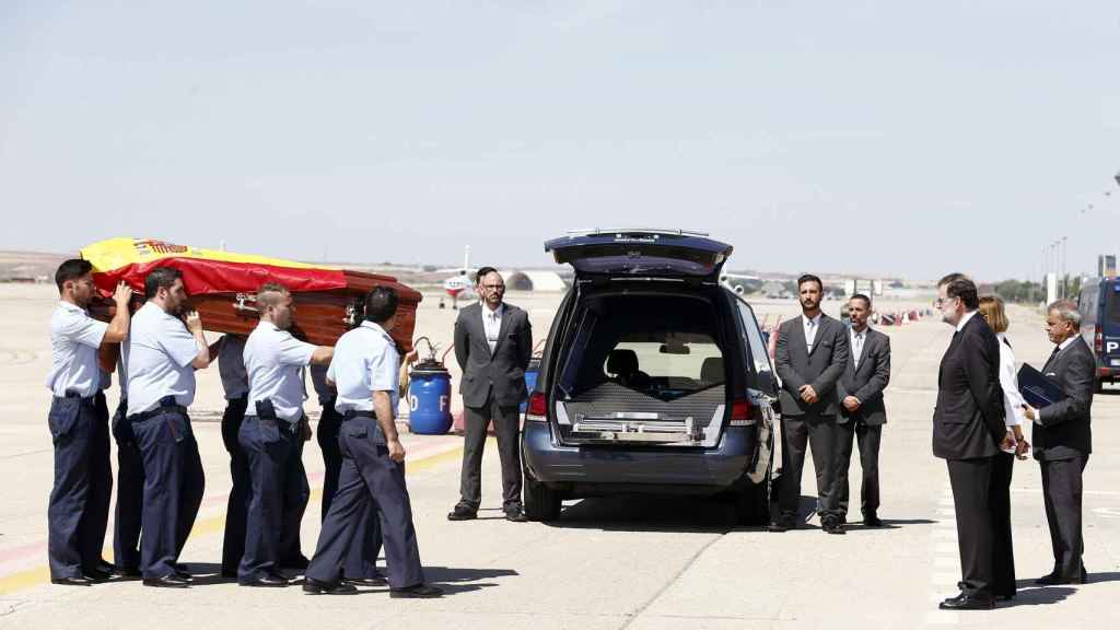 Mariano Rajoy a la llegada del féretro de Ignacio Echeverría en la base aérea de Torrejón de Ardoz.