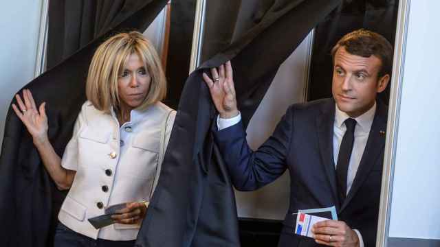 Macron y su mujer Brigitte, tras votar este domingo