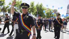 El jefe de Policía de San Francisco junto a sus hombres en el desfile del Orgullo Gay de la ciudad.